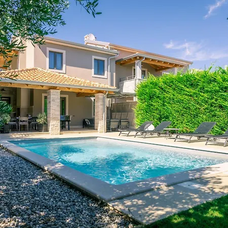 Flora Vabriga Villa *